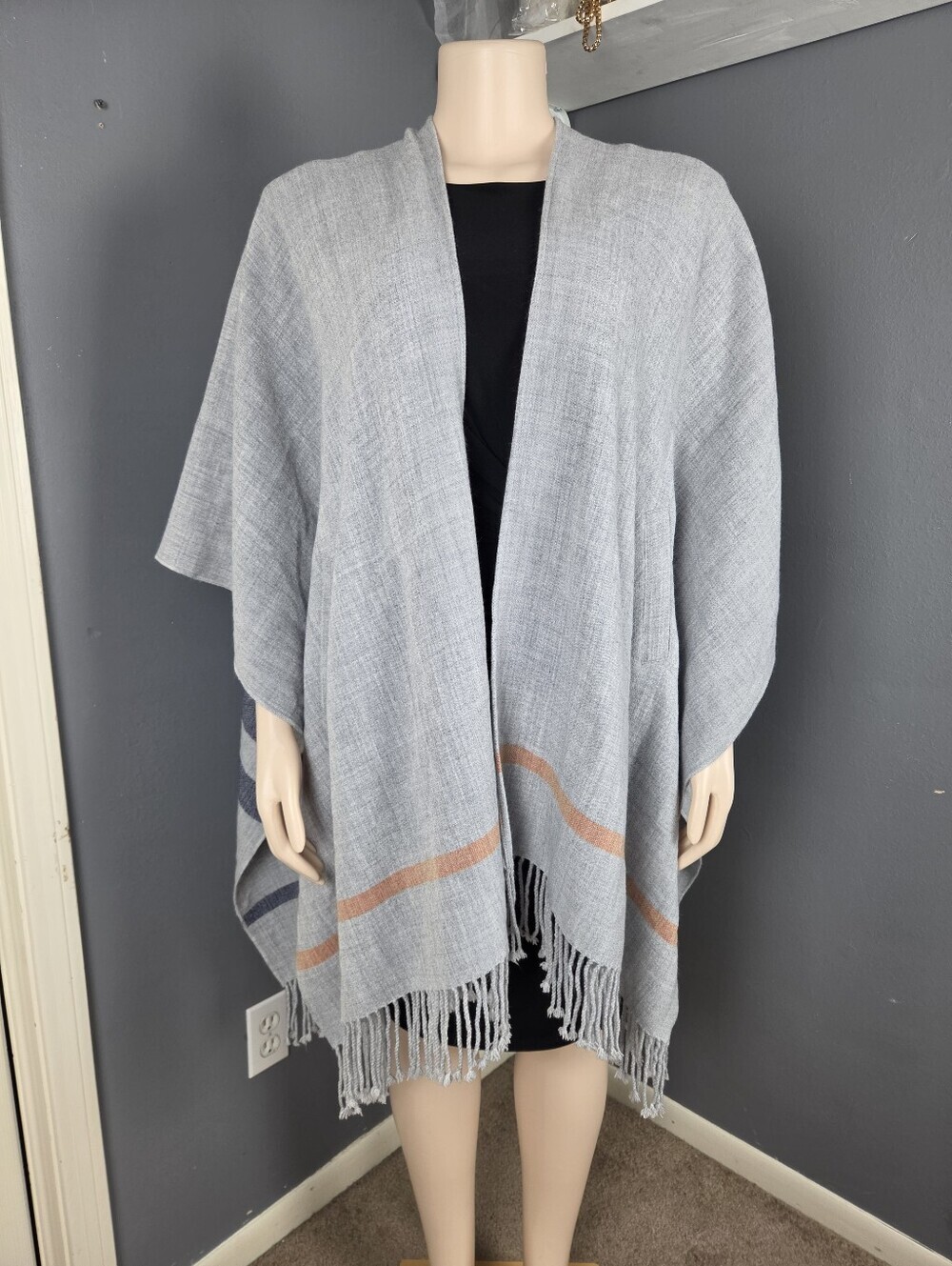 Elegant Gray Women's Sweater with Fringe - Picture 4 of 9